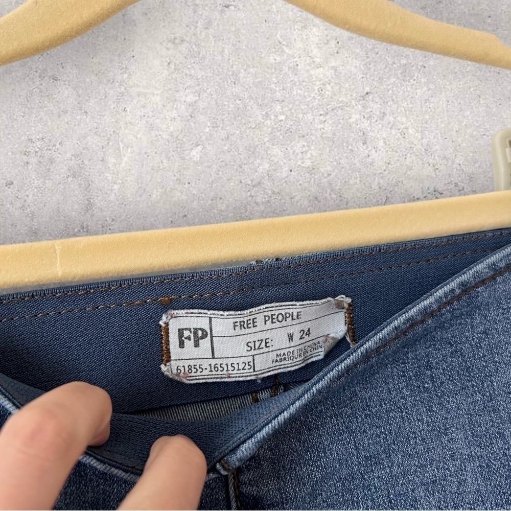 Free People Flare Low Waisted Jean Elastic Waist Band Size 24 - Picture 4 of 10